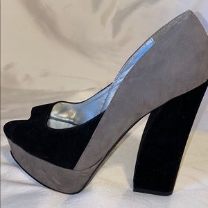 Black & gray Shoedazzle block heel